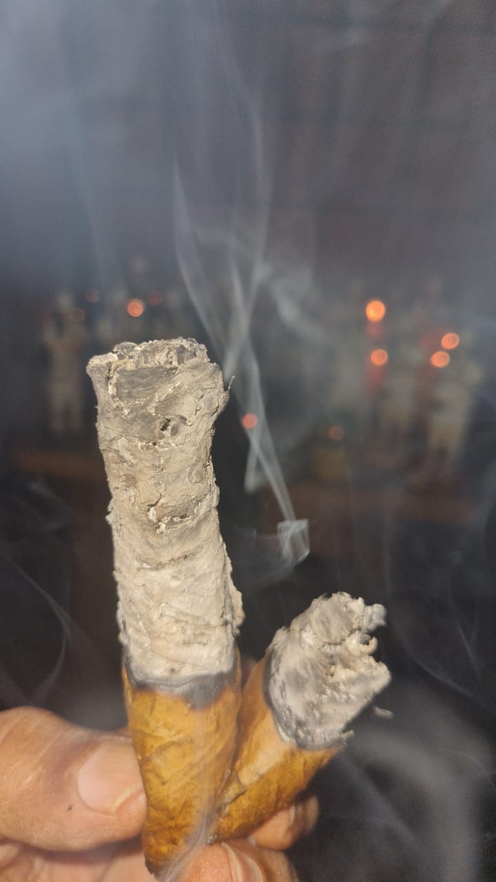 Análisis de la ceniza de tabaco en un ritual de adivinación